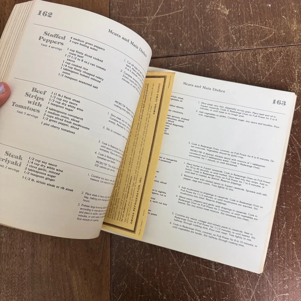 Amana 1980 Radarange Microwave Oven Cookbook Recipe‎ Book Paperback